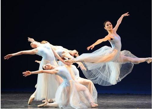 舞蹈演出裙欧美风视频,时尚舞裙演绎视听盛宴